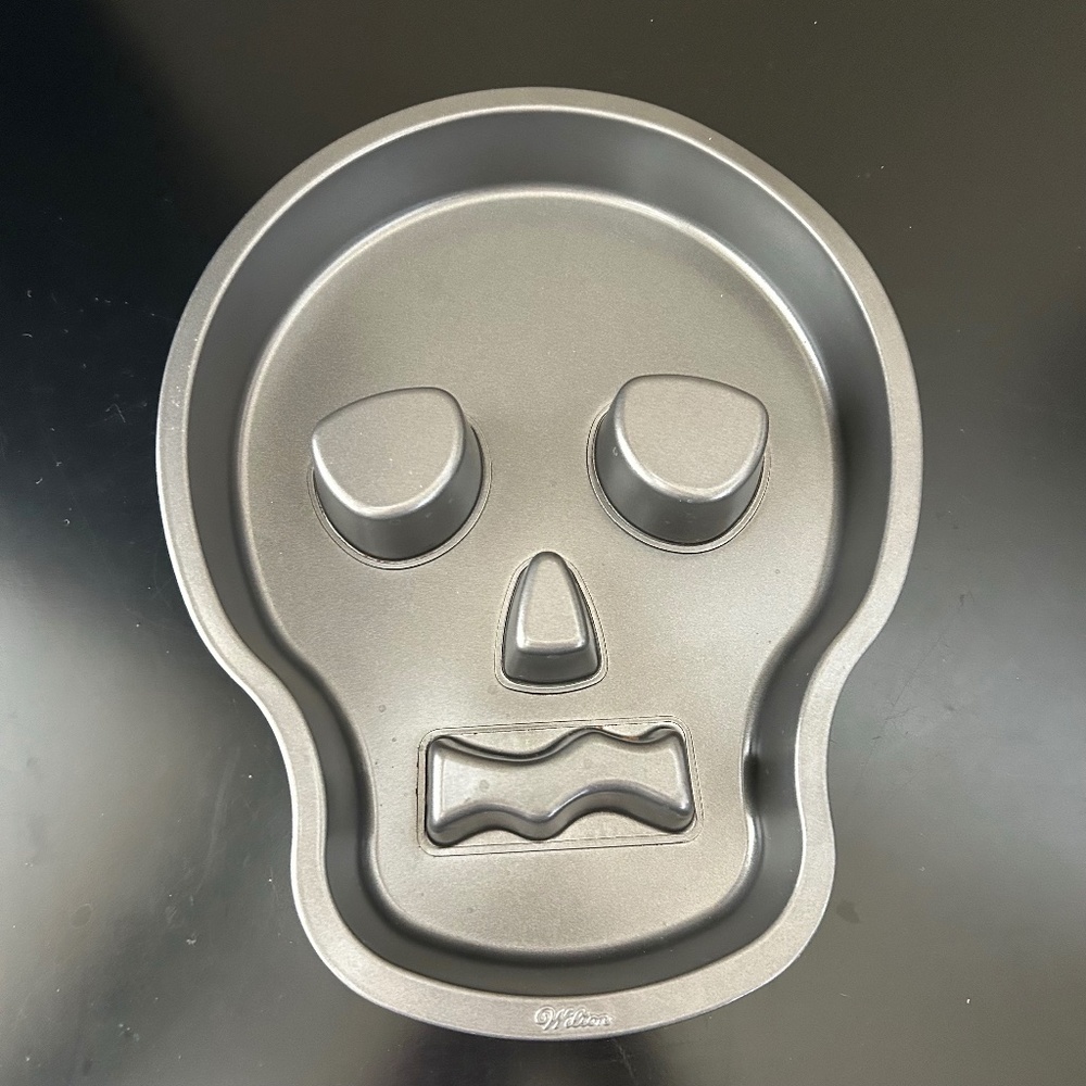 Wilton Halloween Skull Cake Pan. NWOT
